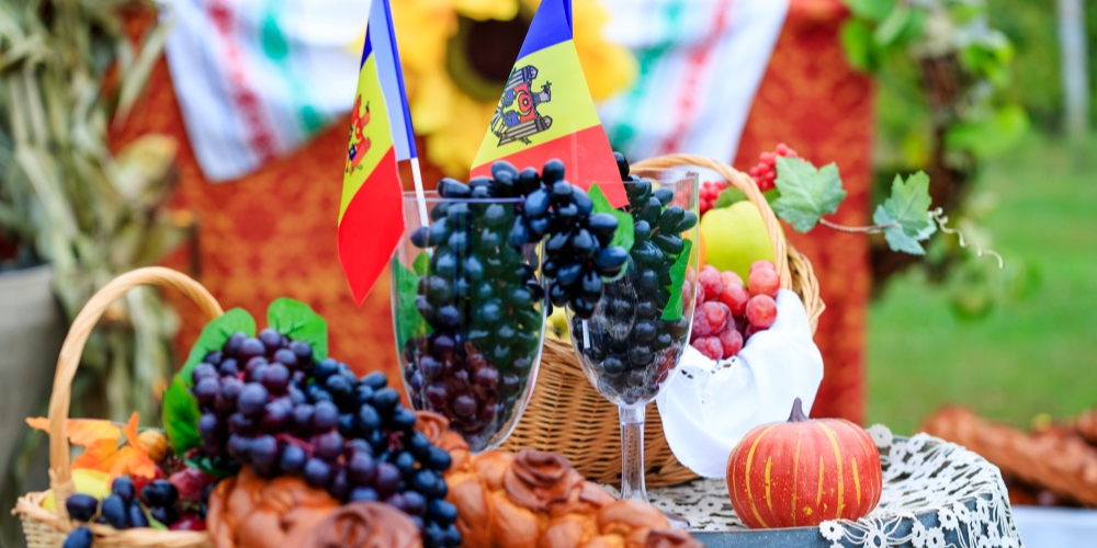 Wine tasting in Moldova with fruit, Winerist